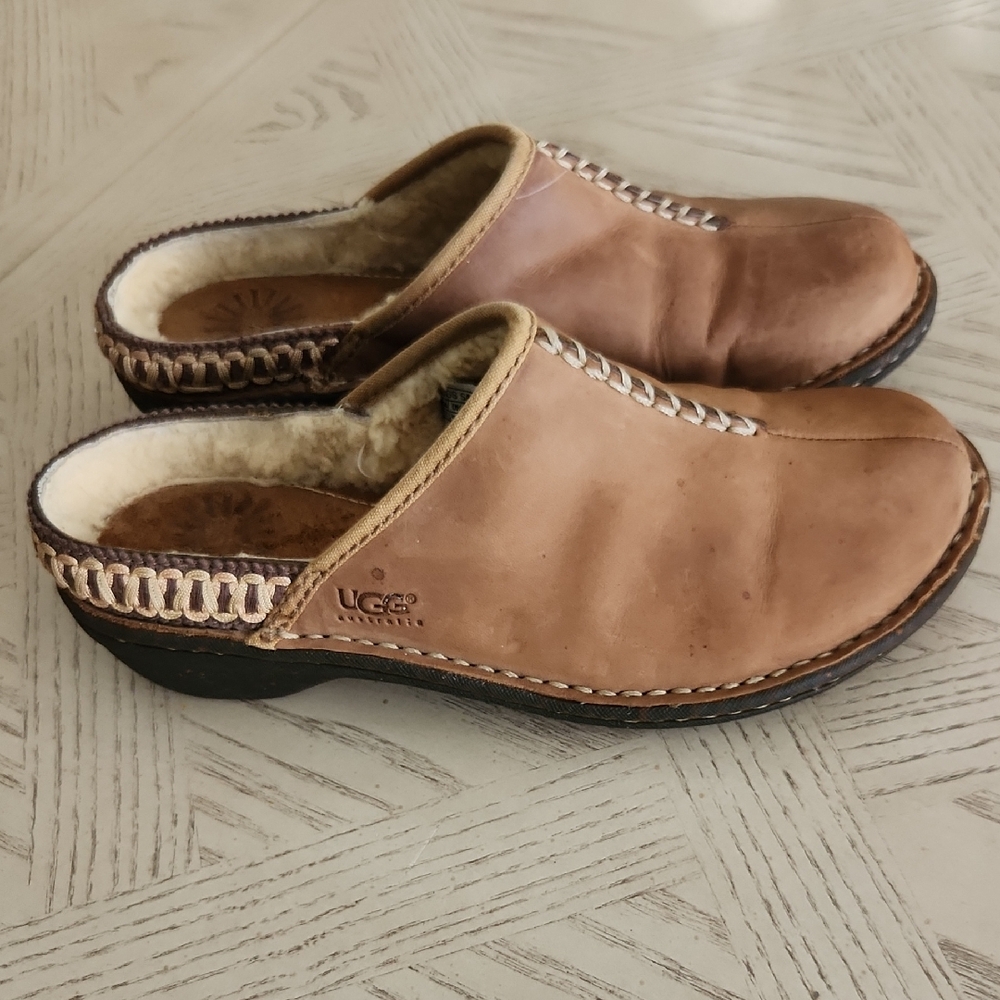 UGG Tan Slip On Clogs Sheepskin Fur Lined Suede Mules Women's Size 7